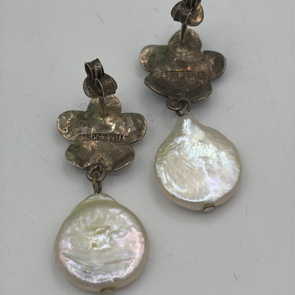 THAI Silver Sterling Silver Hallmarked Earrings with Iridescent Coin Pearl - Picture 4 of 7